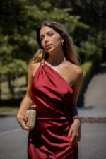 VESTIDO BORDO SÓ DE UM OMBRO PONTO CHIC - Image 4
