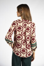 BLUSA ESTAMPADA EM TONS DE BORDO E BEGE SILVINA CAMPOS - Imagen 8