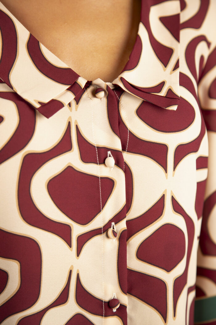 BLUSA ESTAMPADA EM TONS DE BORDO E BEGE SILVINA CAMPOS - Image 5