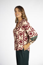 BLUSA ESTAMPADA EM TONS DE BORDO E BEGE SILVINA CAMPOS - Imagen 3