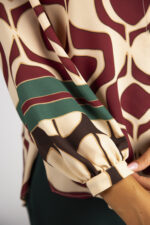 BLUSA ESTAMPADA EM TONS DE BORDO E BEGE SILVINA CAMPOS - Imagen 6