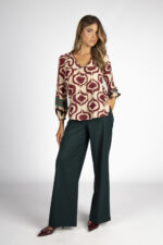 BLUSA ESTAMPADA EM TONS DE BORDO E BEGE SILVINA CAMPOS - Imagen 2