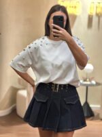 T-SHIRT BRANCA COM PÉROLAS METÁLICAS PONTO CHIC