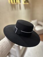 CHAPÉU PRETO COM FITA DE GORGORÃO SILVINA CAMPOS