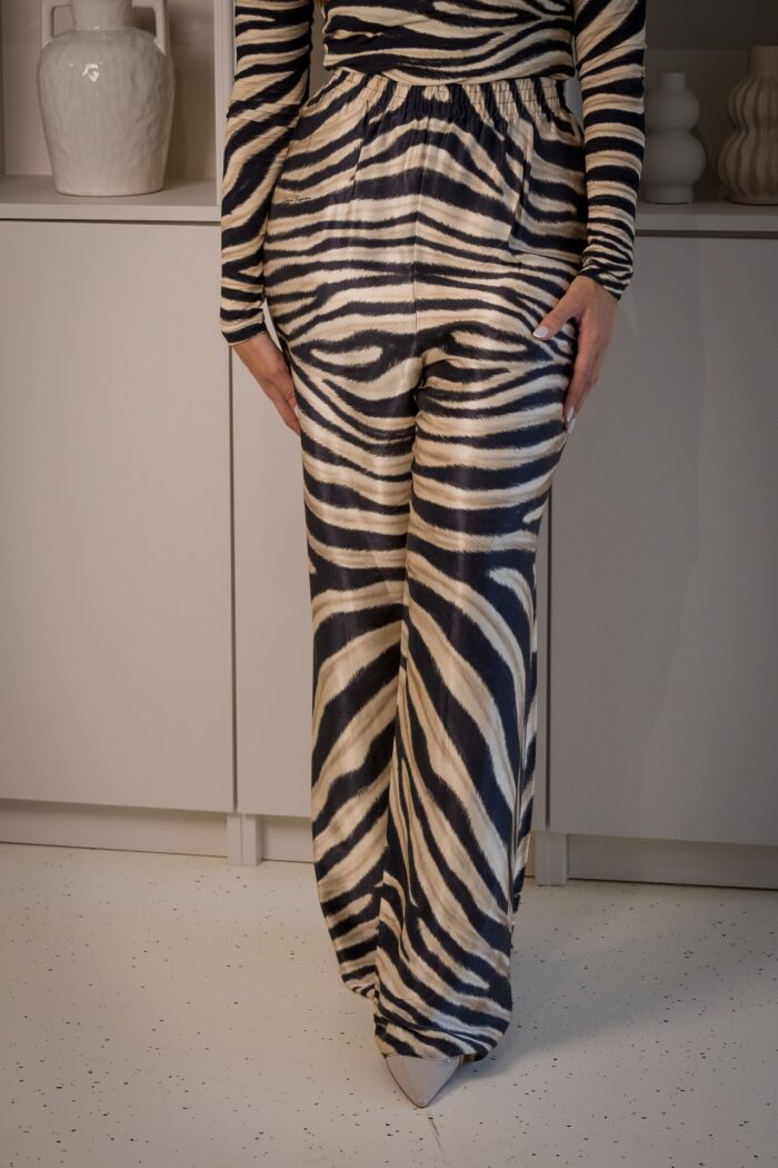CALÇA WIDE LEG ESTAMPADA LANÇA PERFUME - Image 2