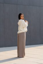 CALÇA TAUPE COM ELÁSTICO RUGA - Image 3