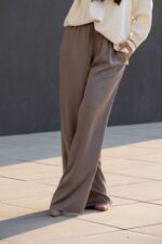 CALÇA TAUPE COM ELÁSTICO RUGA