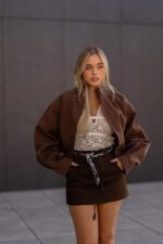SAIA CASTANHA COM CINTO ESTAMPADO E MISSANGAS PONTO CHIC