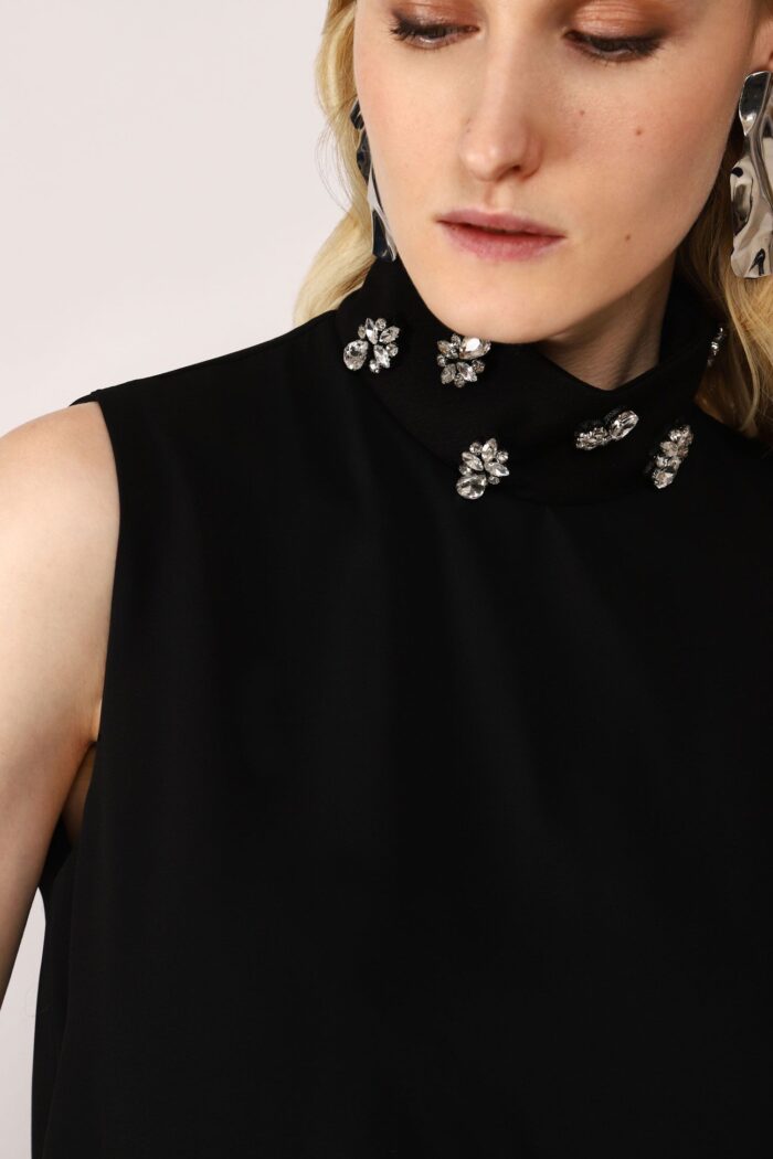 TOP PRETO SEM MANGAS COM APLIQUES BRILHANTES DIXIE - Imagen 2