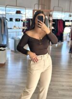 BODY CASTANHO COM PORMENOR NO PEITO PONTO CHIC