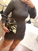 VESTIDO EM MALHA CASTANHO COM FRANJAS PONTO CHIC - Imagen 4