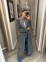 SOBRETUDO CINZENTO COM APLICAÇÕES DE PÉROLAS FRACOMINA - Image 3