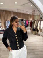 CASACO PRETO COM FRANJAS E BOTÃO DOURADO PONTO CHIC - Image 2
