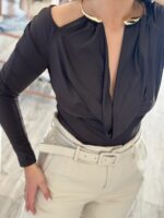 TOP CASTANHO COM DRAPEADO E ARGOLA DOURADA PONTO CHIC - Image 3