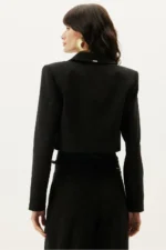 BLAZER CURTO PRETO COM BORDADO LANÇA PERFUME - Image 4
