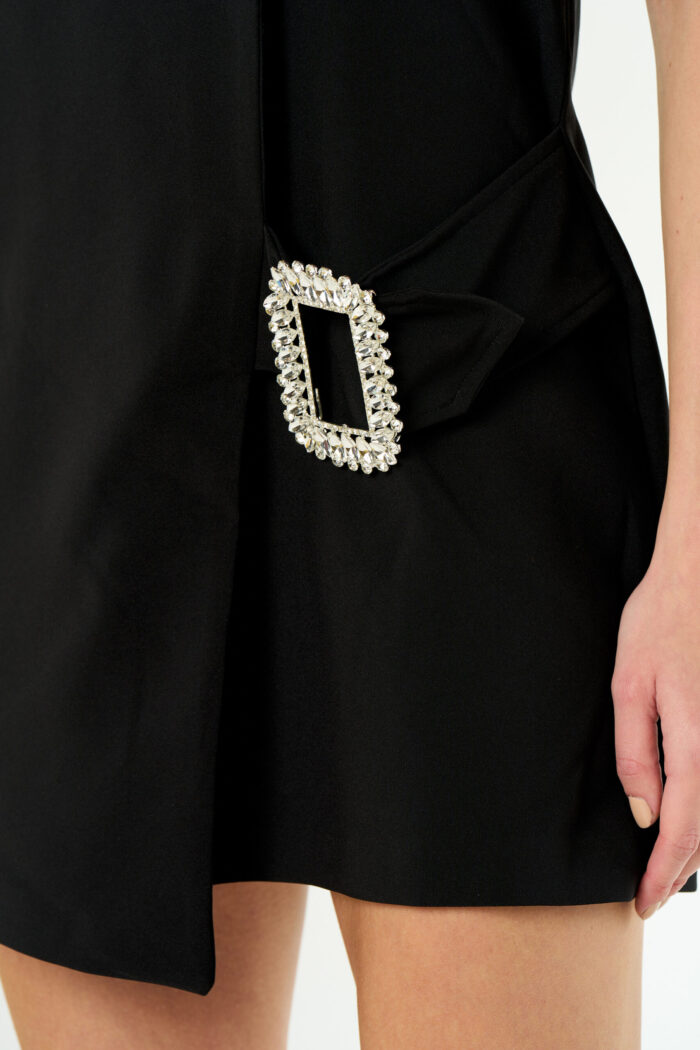 VESTIDO PRETO COM FIVELA DIAMANTE NO SECRETS - Image 3