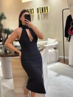 VESTIDO PRETO COM DETALHE LOGO DA MARCA NA COSTA LANÇA PERFUME