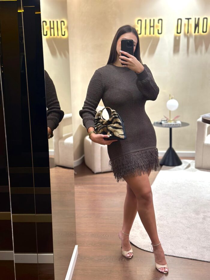 VESTIDO EM MALHA CASTANHO COM FRANJAS PONTO CHIC - Imagen 2