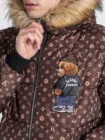 CASACO ACOLCHOADO CASTANHO COM URSO E CAPUZ GIANNI KAVANAGH - Image 3