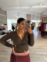BODY CASTANHO COM DETALHE DE FIVELA DIXIE