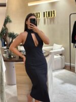 VESTIDO PRETO COM DETALHE LOGO DA MARCA NA COSTA LANÇA PERFUME - Image 4