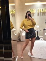 MALHA POLO AMARELO COM BOTÕES DECORATIVOS PONTO CHIC