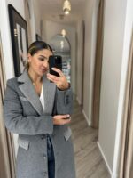 SOBRETUDO CINZENTO COM APLICAÇÕES DE PÉROLAS FRACOMINA - Image 4