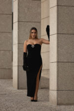 VESTIDO PRETO TEXTURADO COM FENDA NO SECRETS - Image 2