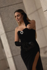 VESTIDO PRETO TEXTURADO COM FENDA NO SECRETS - Image 4