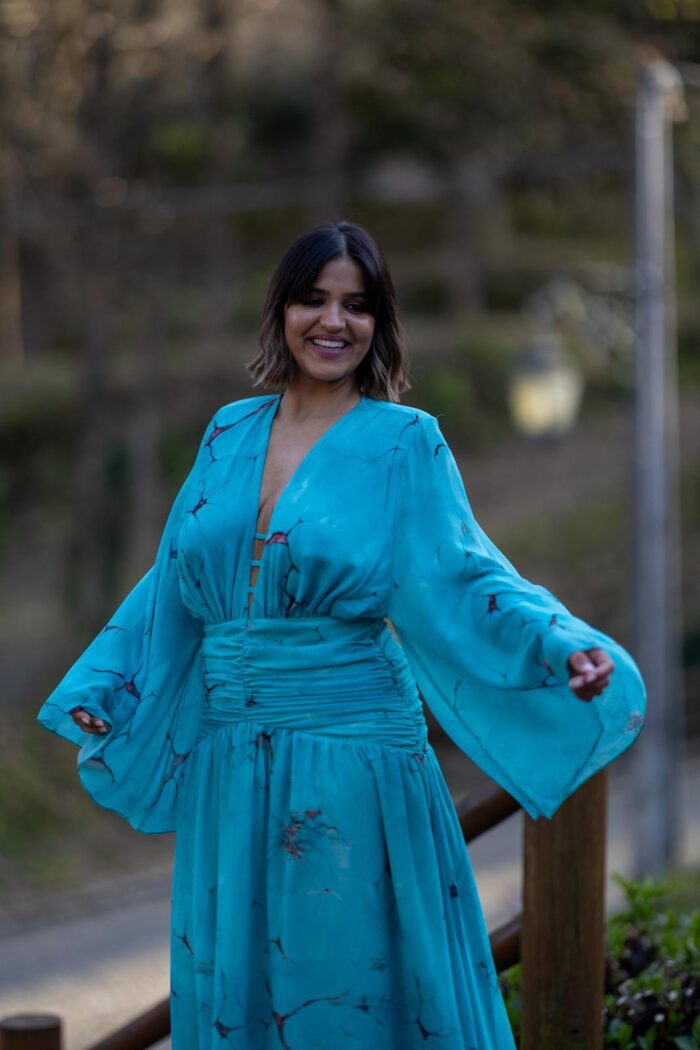 VESTIDO LONGO AZUL MANGA FLARE LANÇA PERFUME - Imagen 3