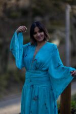 VESTIDO LONGO AZUL MANGA FLARE LANÇA PERFUME - Imagen 5