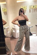 CALÇA COM PADRÃO ÁS RISCAS ELEH