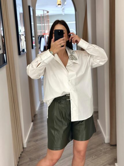 CAMISA BRANCA COM APLICAÇÃO DE BRILHANTES NA GOLA IMPERIAL