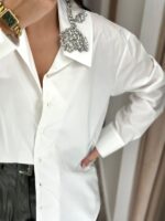 CAMISA BRANCA COM APLICAÇÃO DE BRILHANTES NA GOLA IMPERIAL - Image 2