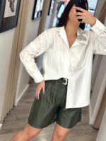 CAMISA BRANCA COM APLICAÇÃO DE BRILHANTES NA GOLA IMPERIAL - Image 3