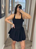 VESTIDO PRETO CURTO COM SAIA PLISSADA IMPERIAL - Image 3
