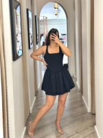 VESTIDO PRETO CURTO COM SAIA PLISSADA IMPERIAL