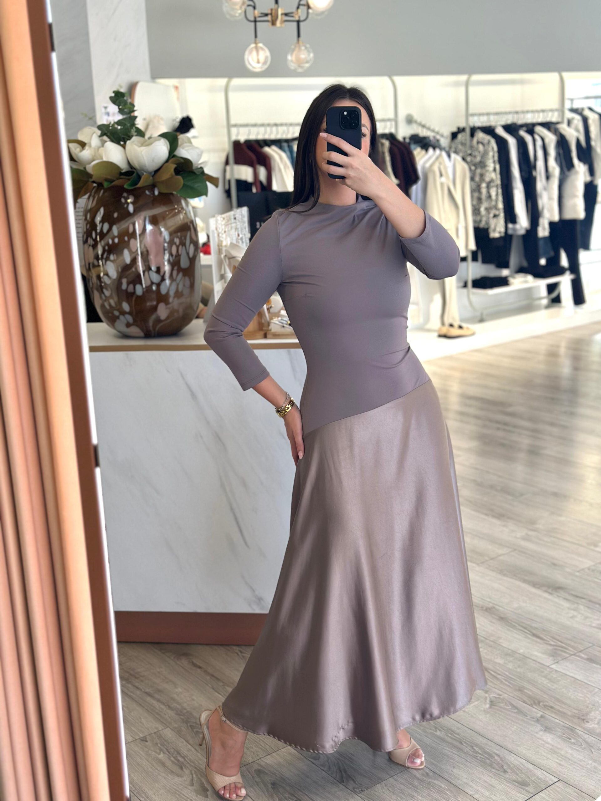 WhatsApp Image 2025-09-22 at 10.08.11 VESTIDO MIDI CINZA IMPERIAL - Image 3