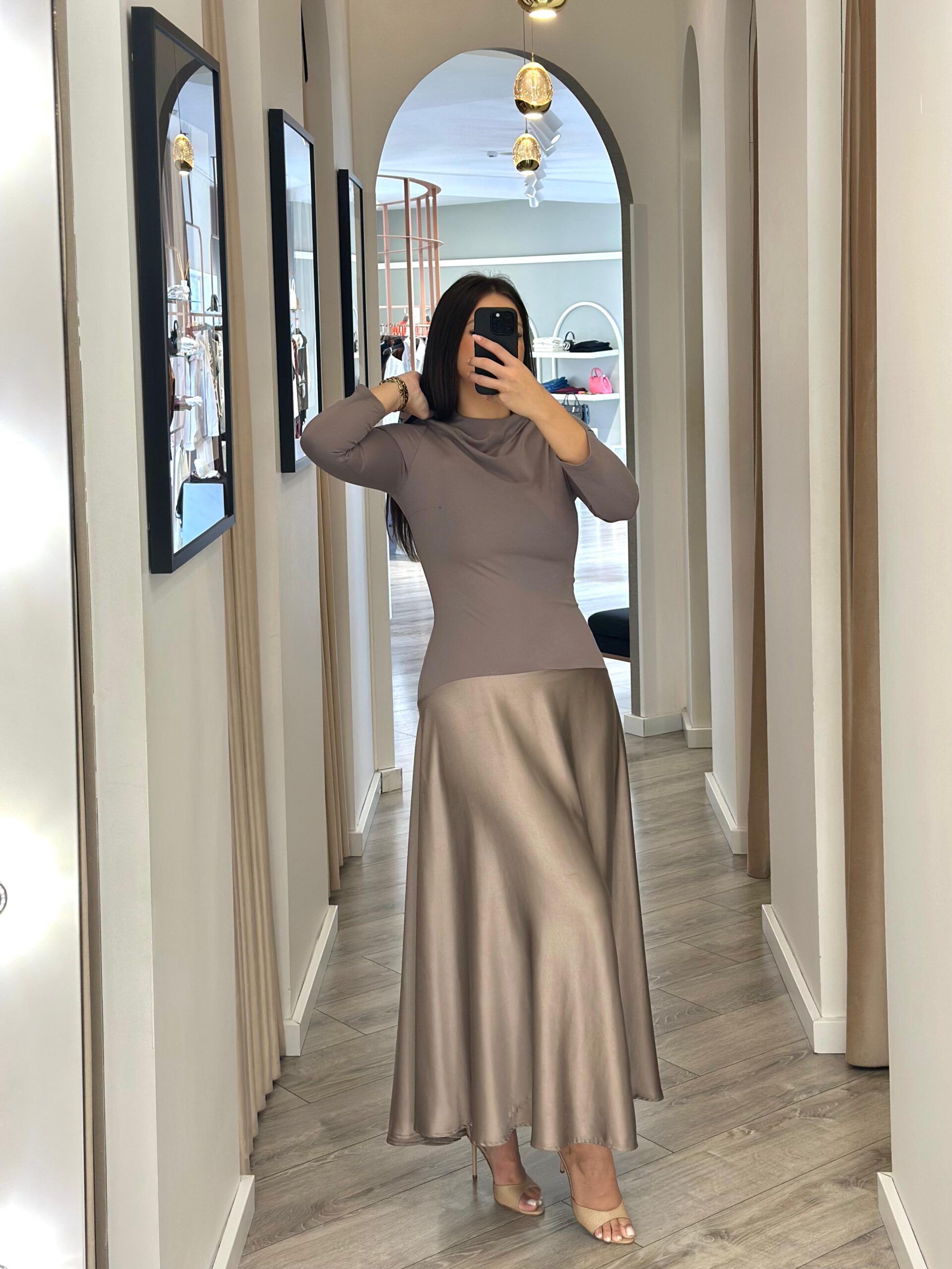 WhatsApp Image 2025-09-22 at 10.08.12 (2) VESTIDO MIDI CINZA IMPERIAL - Image 2