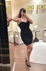 VESTIDO PRETO COM DETALHE DE PENAS E TULE DRAPEADO RINASCIMENTO