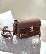 MALA CASTANHA EM PELE ELEH COM FECHO DOURADO E ALÇA TIRACOLO