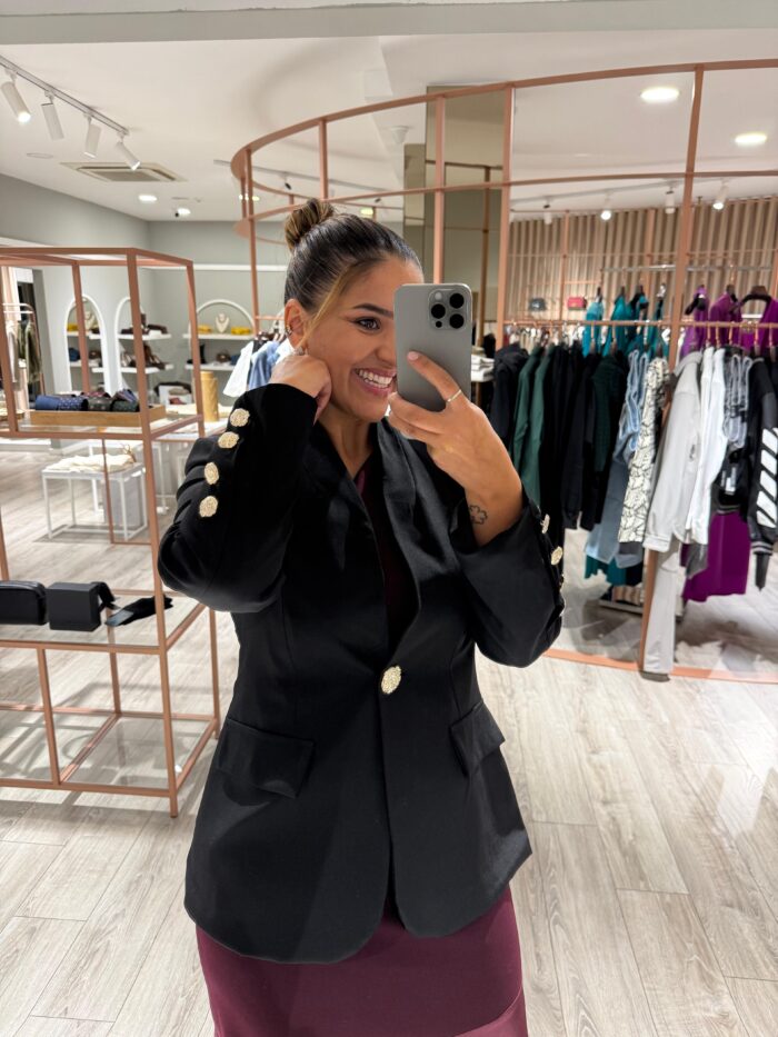 BLAZER PRETO COM BOTÕES DOURADOS PONTO CHIC - Image 1