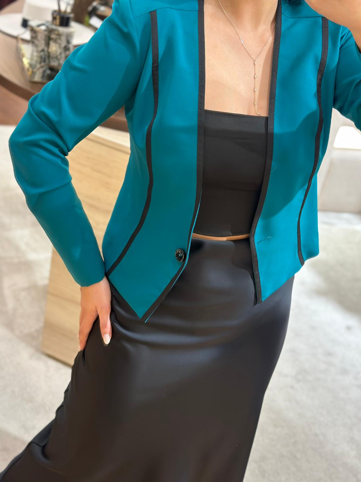 WhatsApp Image 2025-10-15 at 16.34.22 CASACO CURTO VERDE COM PERFIL PRETO RINASCIMENTO - Image 4