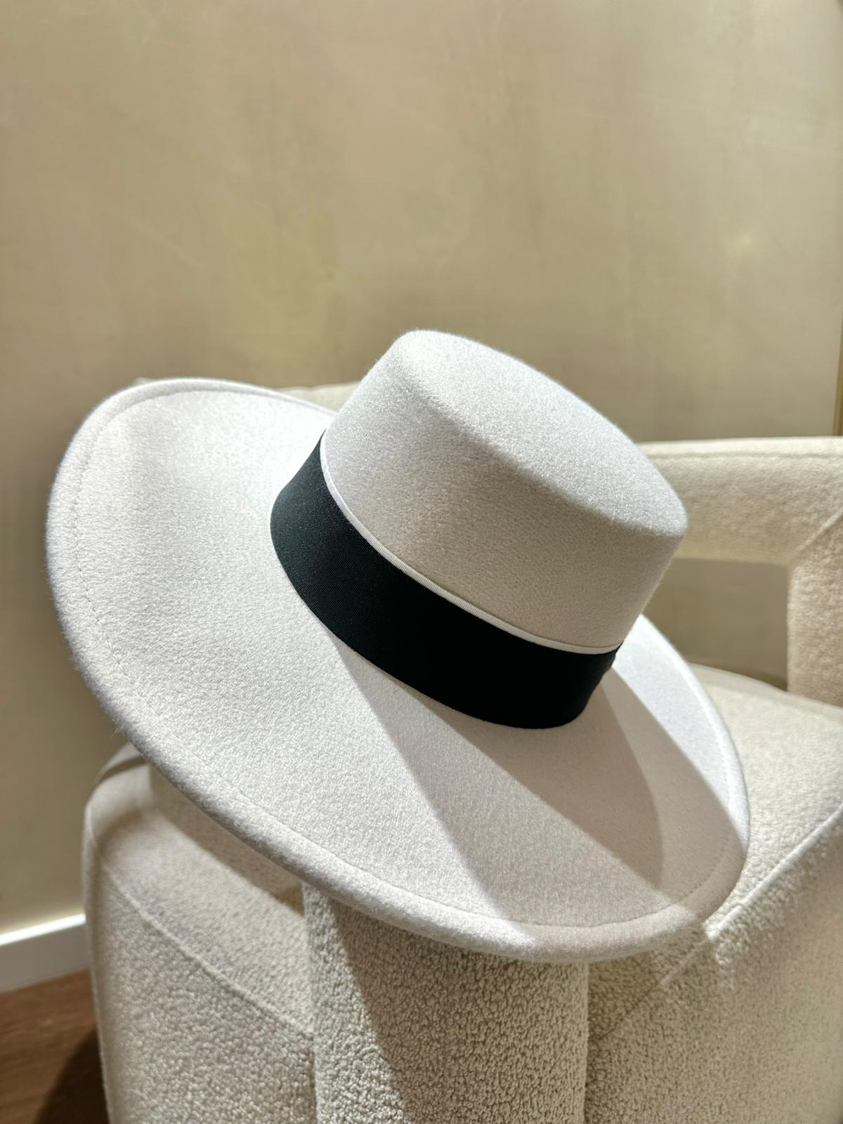 WhatsApp Image 2025-10-23 at 19.13.49 CHAPÉU BEGE COM FITA PRETA SILVINA CAMPOS - Image 3