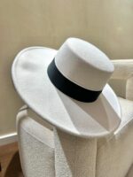 CHAPÉU BEGE COM FITA PRETA SILVINA CAMPOS