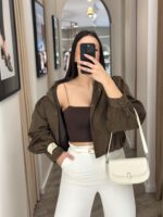 CASACO CURTO CASTANHO EM CAMURÇA SINTÉTICA PONTO CHIC