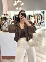 CASACO CURTO CASTANHO EM CAMURÇA SINTÉTICA PONTO CHIC - Image 3