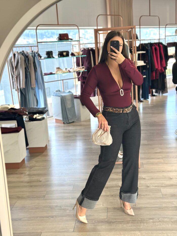 BODY BORDÔ COM DETALHE DOURADO DE CINTO PONTO CHIC - Image 1