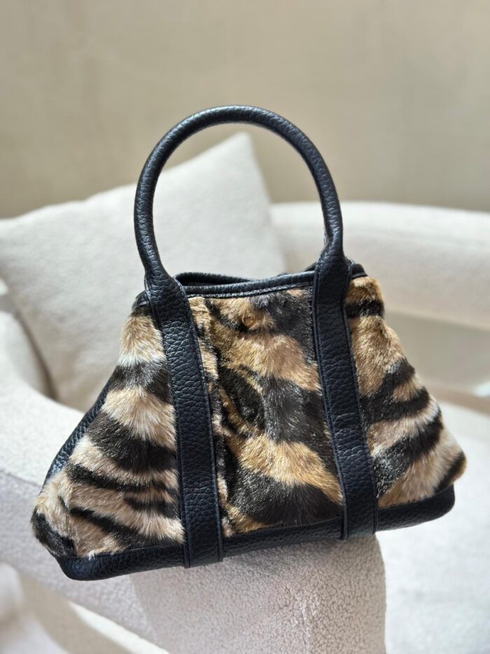 MALA TOTE PEQUENA  ANIMAL PRINT TIGRESA PONTO CHIC - Image 1