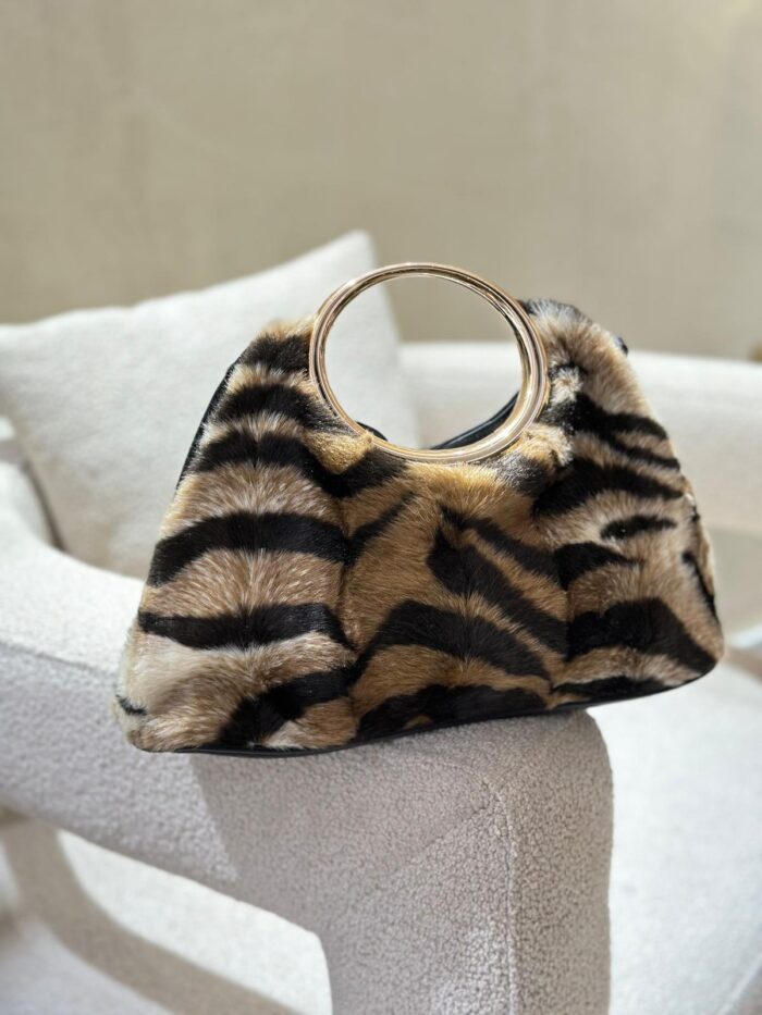 MALA DE MÃO ANIMAL PRINT TIGRESA PONTO CHIC - Image 1